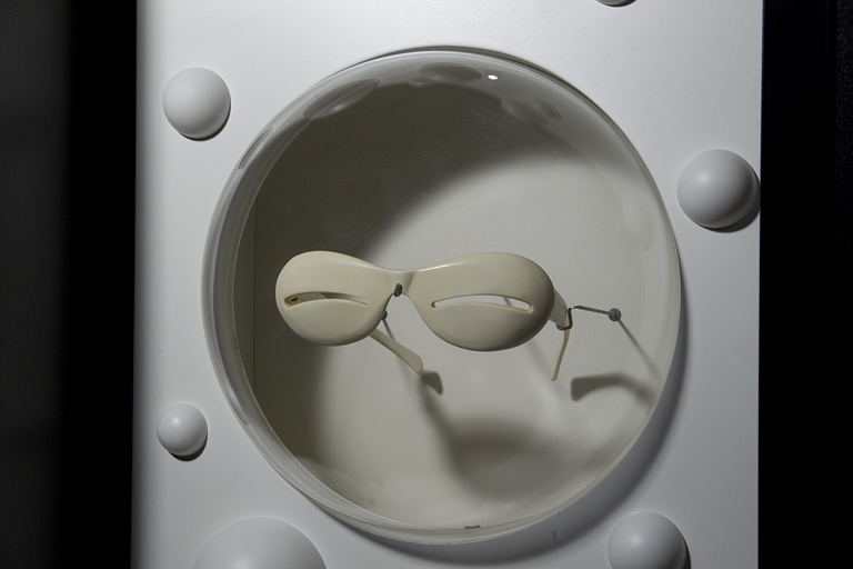 Lunettes en plastique Courrèges, dans leur vitrine, vues de trois quarts. Lunettes inspirées de masques inuits, 1965. Collection du musée de la Lunette, Morez. © Yves Sancey / Région Bourgogne-Franche-Comté, Inventaire du patrimoine - 2010 Lunettes en plastique Courrèges, dans leur vitrine, vues de trois quarts. Lunettes inspirées de masques inuits, 1965. Collection du musée de la Lunette, Morez. © Yves Sancey / Région Bourgogne-Franche-Comté, Inventaire du patrimoine - 2010
