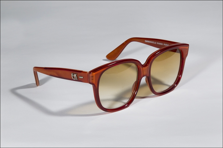 Lunettes solaires en plastique modèle " 8080 " d'Emmanuelle Khanh. Modèle créé en 1978. Collection du musée de la Lunette, Morez. © Yves Sancey / Région Bourgogne-Franche-Comté, Inventaire du patrimoine - 2010 Lunettes solaires en plastique modèle " 8080 " d'Emmanuelle Khanh. Modèle créé en 1978. Collection du musée de la Lunette, Morez. © Yves Sancey / Région Bourgogne-Franche-Comté, Inventaire du patrimoine - 2010
