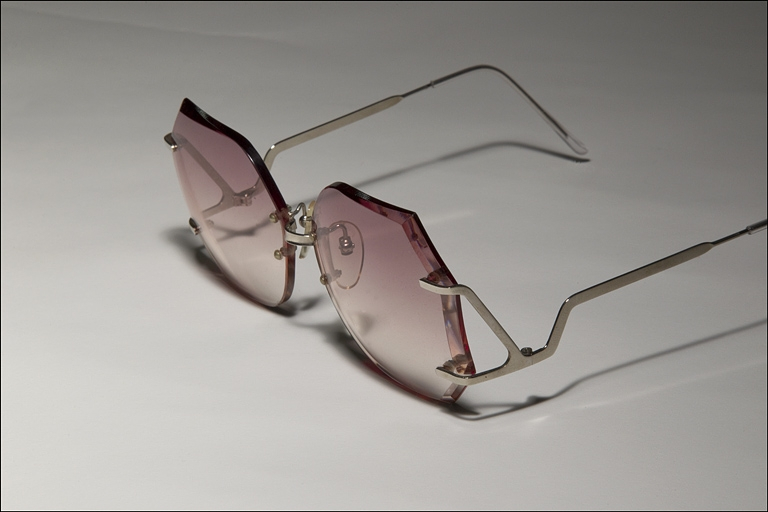 Lunettes métalliques " Polaris ", vues de trois quarts droite. Premier modèle de lunettes aux verres biseautés, créé en 1976. Collection du musée de la Lunette, Morez. © Yves Sancey / Région Bourgogne-Franche-Comté, Inventaire du patrimoine - 2010 Lunettes métalliques " Polaris ", vues de trois quarts droite. Premier modèle de lunettes aux verres biseautés, créé en 1976. Collection du musée de la Lunette, Morez. © Yves Sancey / Région Bourgogne-Franche-Comté, Inventaire du patrimoine - 2010