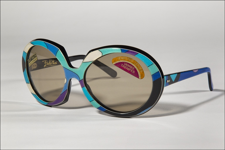 Lunettes solaires en plastique Emilio Pucci. Modèle créé au milieu des années 1970. Collection du musée de la Lunette, Morez. © Yves Sancey / Région Bourgogne-Franche-Comté, Inventaire du patrimoine - 2010 Lunettes solaires en plastique Emilio Pucci. Modèle créé au milieu des années 1970. Collection du musée de la Lunette, Morez. © Yves Sancey / Région Bourgogne-Franche-Comté, Inventaire du patrimoine - 2010