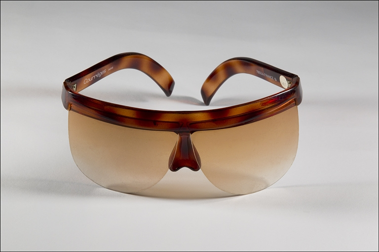 Lunettes solaires en plastique Courrèges, vues de face. Collection du musée de la Lunette, Morez. © Yves Sancey / Région Bourgogne-Franche-Comté, Inventaire du patrimoine - 2010 Lunettes solaires en plastique Courrèges, vues de face. Collection du musée de la Lunette, Morez. © Yves Sancey / Région Bourgogne-Franche-Comté, Inventaire du patrimoine - 2010