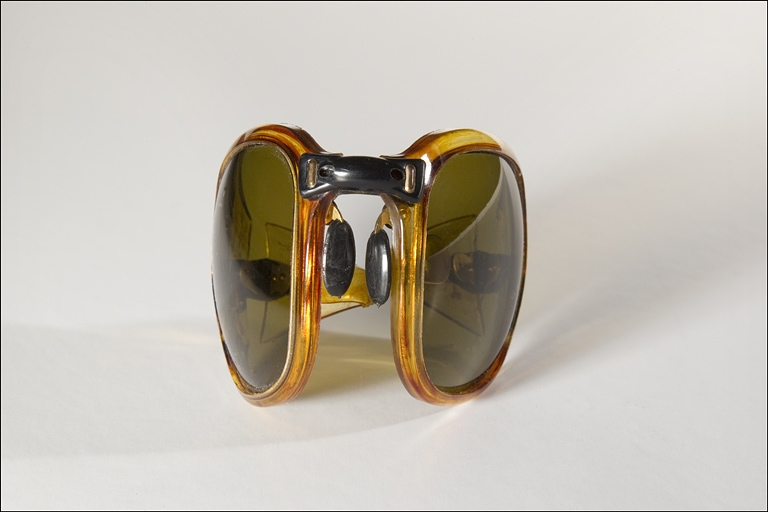 Lunettes solaires en plastique pliantes, vues de face. Collection du musée de la Lunette, Morez. © Yves Sancey / Région Bourgogne-Franche-Comté, Inventaire du patrimoine - 2010 Lunettes solaires en plastique pliantes, vues de face. Collection du musée de la Lunette, Morez. © Yves Sancey / Région Bourgogne-Franche-Comté, Inventaire du patrimoine - 2010