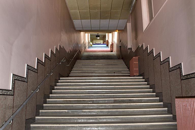 Bâtiment A : escalier monumental droit, depuis l'entrée quai Aimé Lamy. © Yves Sancey / Région Bourgogne-Franche-Comté, Inventaire du patrimoine - 2010 Bâtiment A : escalier monumental droit, depuis l'entrée quai Aimé Lamy. © Yves Sancey / Région Bourgogne-Franche-Comté, Inventaire du patrimoine - 2010