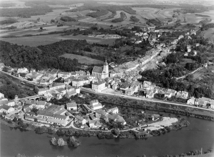 Vue aérienne depuis le sud-ouest. © Jérôme  Mongreville (reproduction), Roger Henrard / Région Bourgogne-Franche-Comté, Inventaire du patrimoine - 2010
