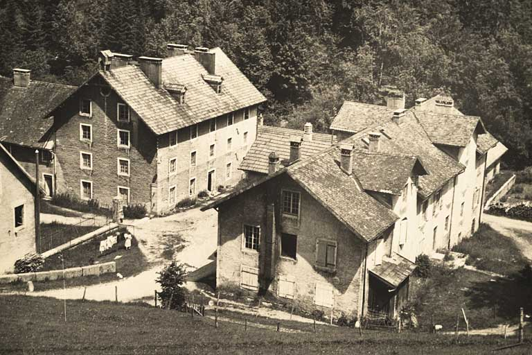[Vue plongeante sur des bâtiments de l'usine, depuis l'ouest], [milieu 20e siècle ?].  © Jérôme  Mongreville (reproduction) / Région Bourgogne-Franche-Comté, Inventaire du patrimoine - 2011