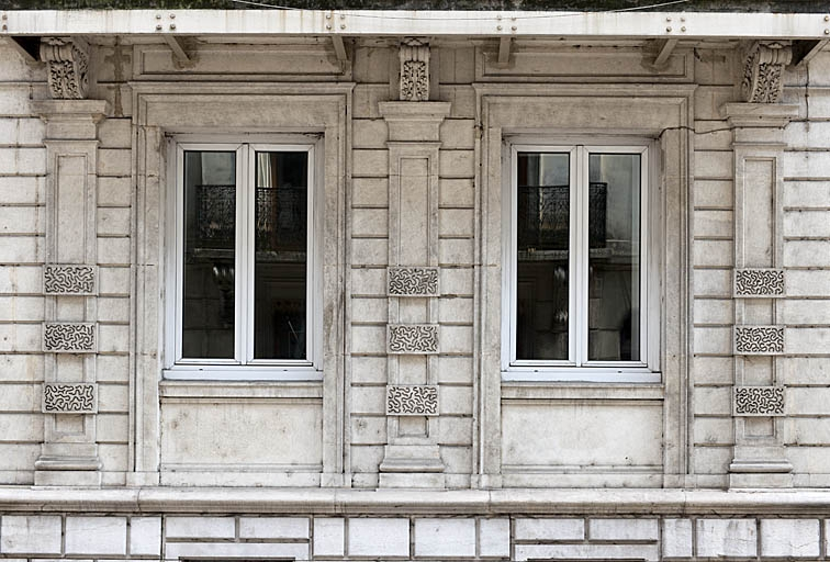 Façade antérieure : détail de deux fenêtres du rez-de-chaussée. © Jérôme Mongreville / Région Bourgogne-Franche-Comté, Inventaire du patrimoine - 2011