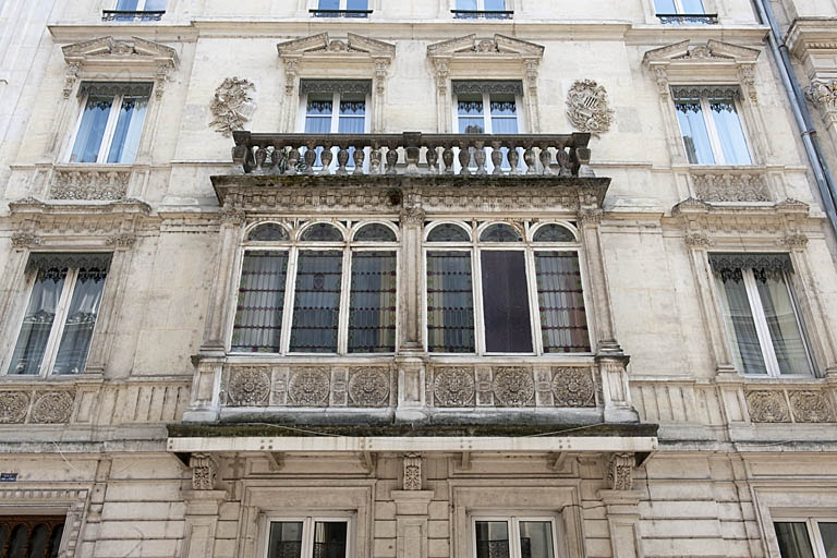 Façade antérieure : détail du bow-window de face. © Jérôme Mongreville / Région Bourgogne-Franche-Comté, Inventaire du patrimoine - 2011