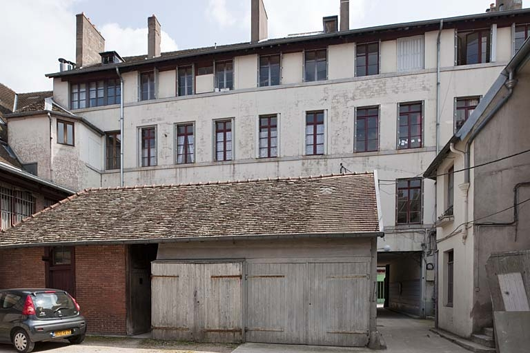 Façade postérieure de l'immeuble depuis la cour. © Jérôme Mongreville / Région Bourgogne-Franche-Comté, Inventaire du patrimoine - 2011