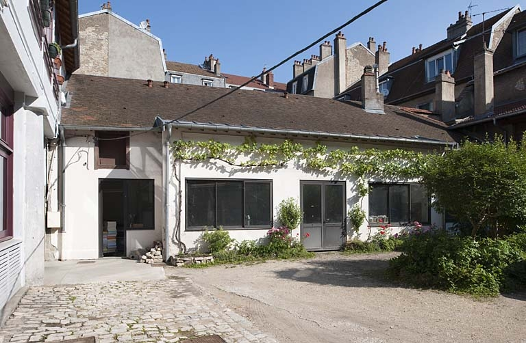 Vue d'ensemble de l'atelier d'imprimerie au fond de la cour. © Jérôme Mongreville / Région Bourgogne-Franche-Comté, Inventaire du patrimoine - 2011
