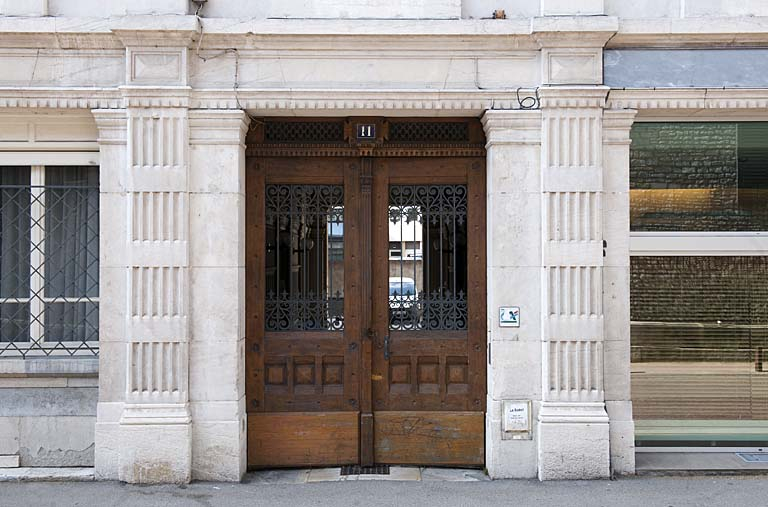 Façade sur rue : détail de l'entrée cochère. © Jérôme Mongreville / Région Bourgogne-Franche-Comté, Inventaire du patrimoine - 2011
