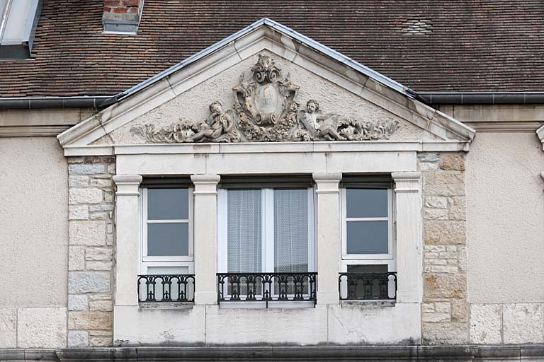 Façade postérieure : détail de la baie en triplet surmontée d'un fronton triangulaire. © Jérôme Mongreville / Région Bourgogne-Franche-Comté, Inventaire du patrimoine - 2011