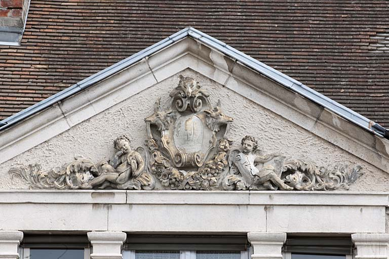 Façade postérieure : détail des sculptures dans le fronton triangulaire surmontant la baie en triplet. © Jérôme Mongreville / Région Bourgogne-Franche-Comté, Inventaire du patrimoine - 2011