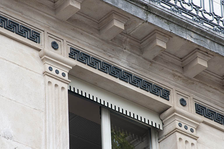 Façade sur rue : détail de la frise de grecques sous le balcon filant. © Jérôme Mongreville / Région Bourgogne-Franche-Comté, Inventaire du patrimoine - 2011