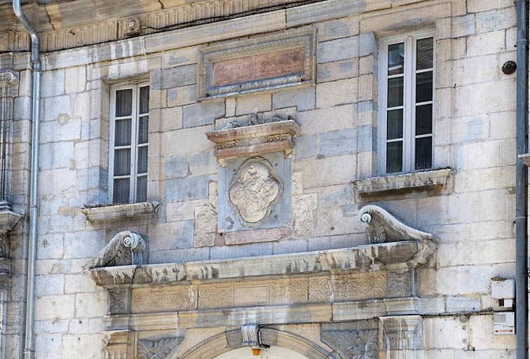 Façade sur rue : détail du décor au-dessus de la porte cochère. © Jérôme Mongreville / Région Bourgogne-Franche-Comté, Inventaire du patrimoine - 2011