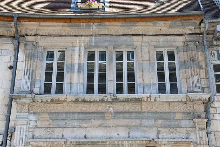 Façade sur rue : partie gauche, détail des fenêtres du premier étage. © Jérôme Mongreville / Région Bourgogne-Franche-Comté, Inventaire du patrimoine - 2011