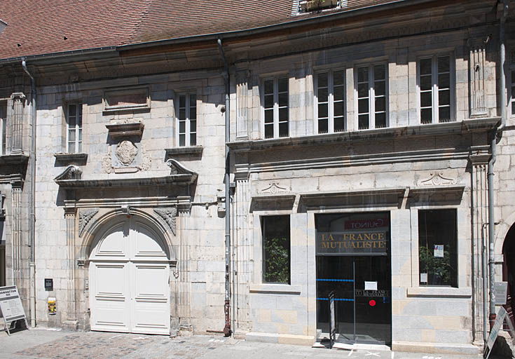 Façade sur rue : vue d'ensemble de la partie centrale et de la partie gauche. © Jérôme Mongreville / Région Bourgogne-Franche-Comté, Inventaire du patrimoine - 2011