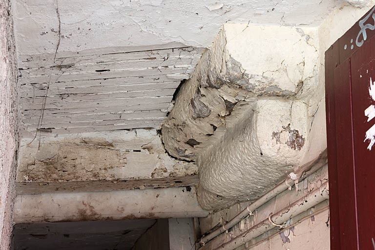 Logis principal : détail d'un encorbellemen de cheminée dans le couloir d'entrée. © Jérôme Mongreville / Région Bourgogne-Franche-Comté, Inventaire du patrimoine - 2011