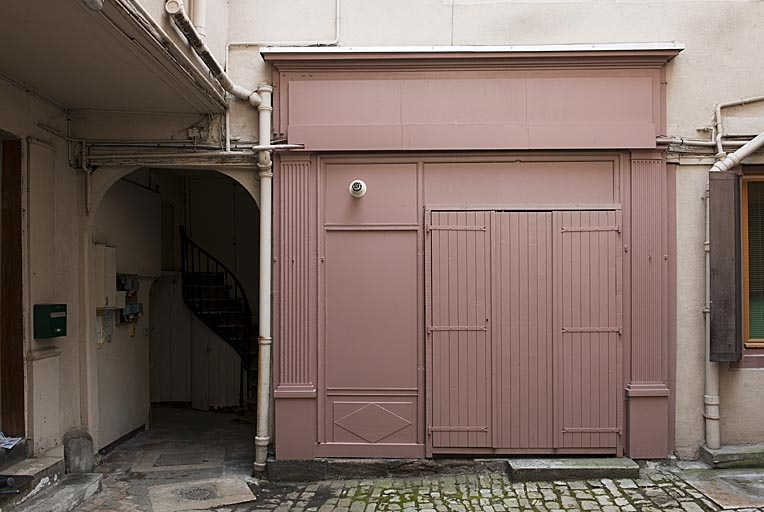 Détail de la devanture de l'ancienne boutique située dans la première cour. © Jérôme Mongreville / Région Bourgogne-Franche-Comté, Inventaire du patrimoine - 2011