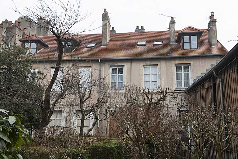 Vue d'ensemble du logis secondaire au fond de la deuxième cour. © Jérôme Mongreville / Région Bourgogne-Franche-Comté, Inventaire du patrimoine - 2011