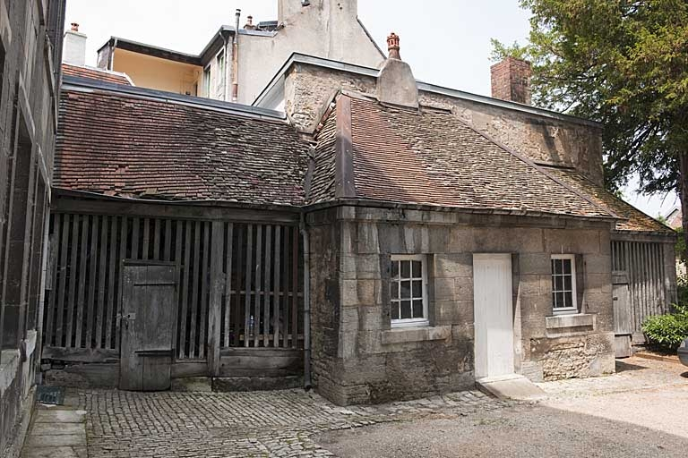 Buanderie et bûchers : vue d'ensemble de trois quarts gauche. © Jérôme Mongreville / Région Bourgogne-Franche-Comté, Inventaire du patrimoine - 2011