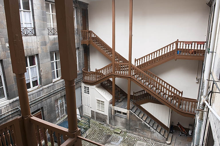 Vue d'ensemble de l'escalier à cage ouverte à gauche de la première cour, depuis l'escalier droit. © Jérôme Mongreville / Région Bourgogne-Franche-Comté, Inventaire du patrimoine - 2011