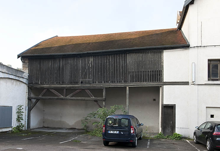 Vue d'ensemble du bûcher situé dans la deuxième cour. © Jérôme Mongreville / Région Bourgogne-Franche-Comté, Inventaire du patrimoine - 2011