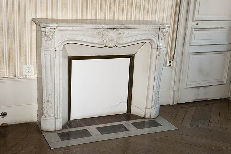 Logis au fond de la deuxième cour : détail d'une cheminée d'une pièce de l'étage. © Jérôme Mongreville / Région Bourgogne-Franche-Comté, Inventaire du patrimoine - 2011