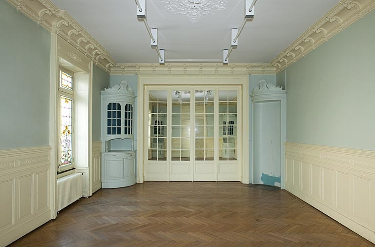 Logis au fond de la deuxième cour : vue d'une pièce du rez-de-chaussée depuis l'entrée. © Jérôme Mongreville / Région Bourgogne-Franche-Comté, Inventaire du patrimoine - 2011