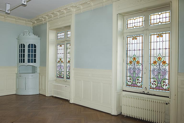 Logis au fond de la deuxième cour, pièce du rez-de-chaussée : détail des fenêtres avec des vitraux. © Jérôme Mongreville / Région Bourgogne-Franche-Comté, Inventaire du patrimoine - 2011