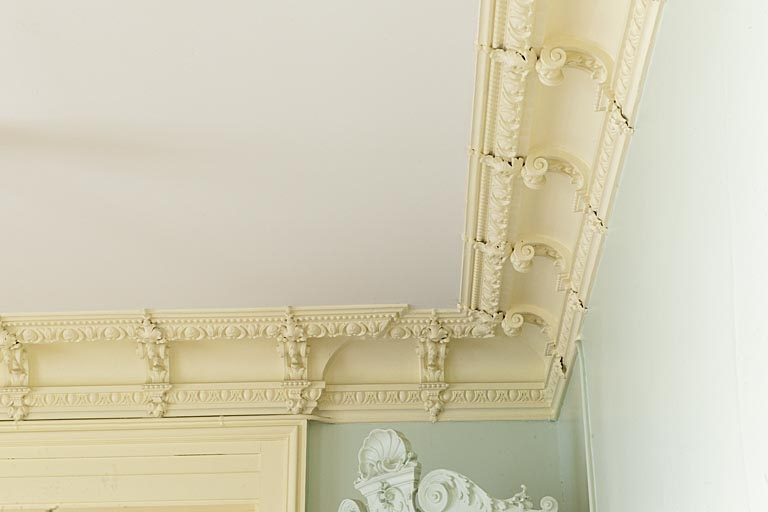 Logis au fond de la deuxième cour, pièce du rez-de-chaussée : détail de la voussure du plafond. © Jérôme Mongreville / Région Bourgogne-Franche-Comté, Inventaire du patrimoine - 2011