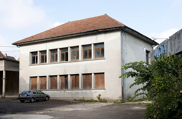 Vue d'ensemble du bâtiment à gauche du logis au fond de la deuxième cour. © Jérôme Mongreville / Région Bourgogne-Franche-Comté, Inventaire du patrimoine - 2011