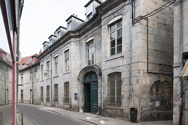 Vue d'ensemble de l'hôtel depuis la rue : de trois quarts droit. © Jérôme Mongreville / Région Bourgogne-Franche-Comté, Inventaire du patrimoine - 2011