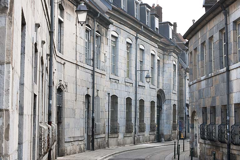 Vue d'ensemble de l'hôtel depuis la rue : de trois quarts gauche. © Jérôme Mongreville / Région Bourgogne-Franche-Comté, Inventaire du patrimoine - 2011