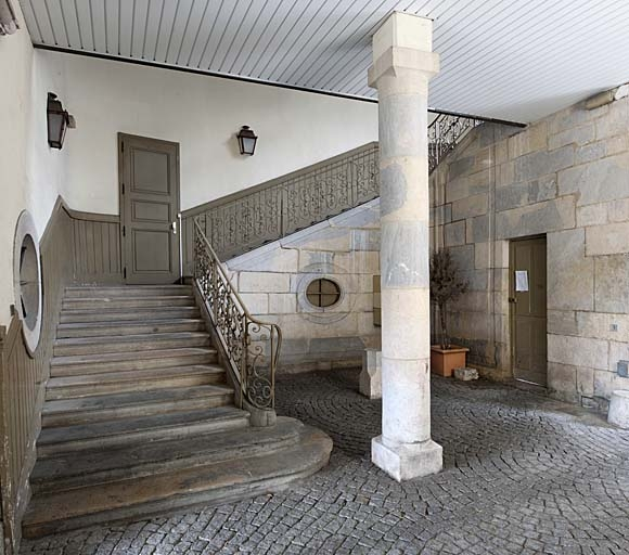 Hôtel : vue d'ensemble de l'escalier d'honneur, de face. © Jérôme Mongreville / Région Bourgogne-Franche-Comté, Inventaire du patrimoine - 2011