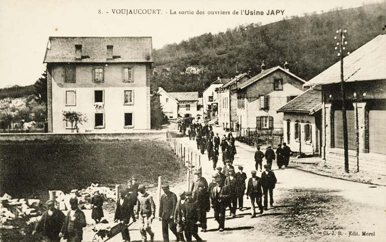 Voujaucourt - La sortie des ouvriers de l'usine Japy. © Jérôme  Mongreville (reproduction) / Région Bourgogne-Franche-Comté, Inventaire du patrimoine - 2011
