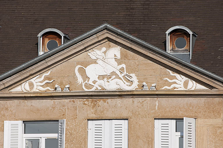 Façade antérieure, détail : le relief du fronton représentant saint Georges terrassant le dragon. © Jérôme Mongreville / Région Bourgogne-Franche-Comté, Inventaire du patrimoine - 2011