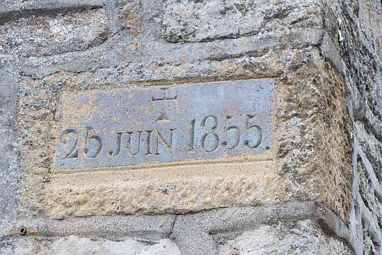 Extérieur : pierre de consécration de l'édifice, 25 juin 1855. © Jérôme Mongreville / Région Bourgogne-Franche-Comté, Inventaire du patrimoine - 2011