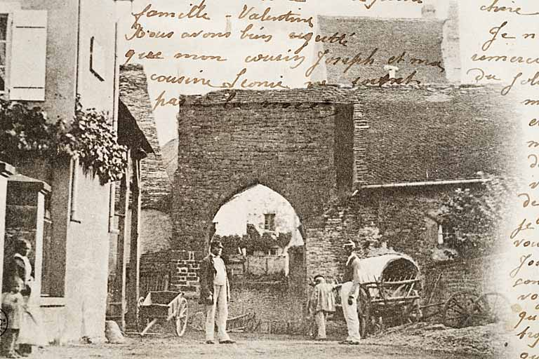 Recadrage de la carte postale précédente [Doc. 02 : Rougemont. Porte Fourquée (XIe siècle), démolie en 1868. Extérieur]. © Jérôme Mongreville / Région Bourgogne-Franche-Comté, Inventaire du patrimoine - 2011