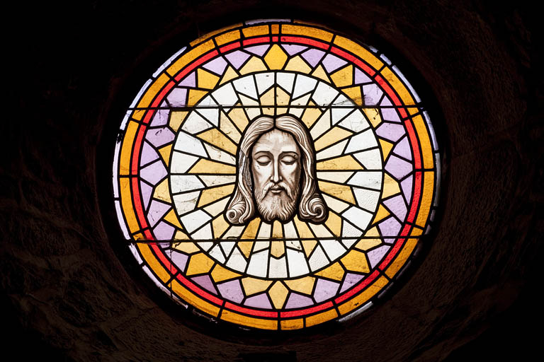 Verrière fermant l'oculus : tête de Christ. © Jérôme Mongreville / Région Bourgogne-Franche-Comté, Inventaire du patrimoine - 2011