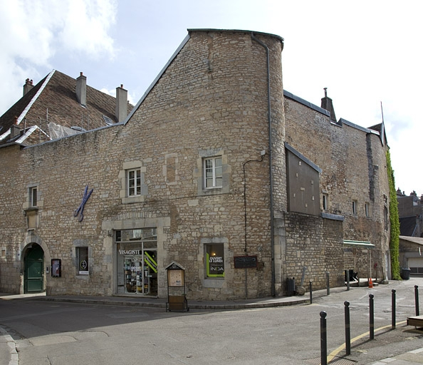 Façade latérale droite : de trois quarts droit. © Yves Sancey / Région Bourgogne-Franche-Comté, Inventaire du patrimoine - 2011