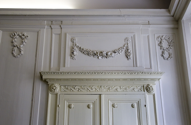 Intérieur, chambre à gauche du salon : détail d'un dessus de porte. © Yves Sancey / Région Bourgogne-Franche-Comté, Inventaire du patrimoine - 2011