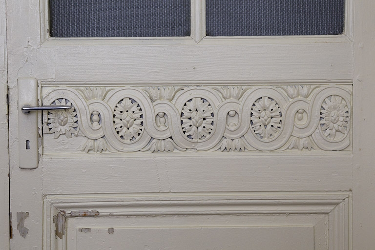 Intérieur, chambre à gauche du salon : détail du décor d'une porte. © Yves Sancey / Région Bourgogne-Franche-Comté, Inventaire du patrimoine - 2011