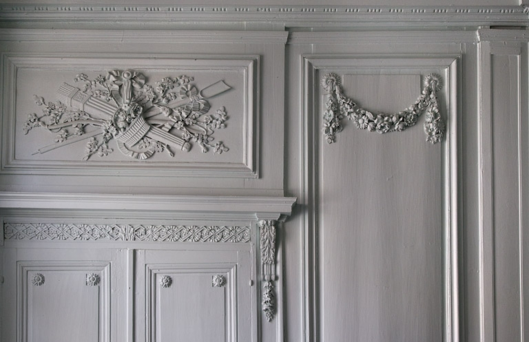 Intérieur, salon : détail du décor d'un dessus de porte et de la partie supérieure d'un lambris. © Yves Sancey / Région Bourgogne-Franche-Comté, Inventaire du patrimoine - 2011