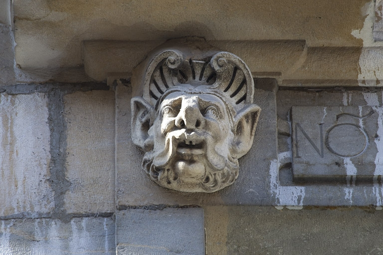 Façade antérieure, partie droite, sixième fenêtre de l'étage à partir de la droite : détail du mascaron gauche. © Yves Sancey / Région Bourgogne-Franche-Comté, Inventaire du patrimoine - 2011