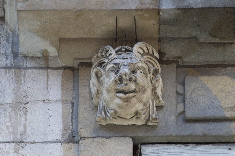 Façade antérieure, partie droite, troisième fenêtre de l'étage à partir de la droite : détail du mascaron gauche. © Yves Sancey / Région Bourgogne-Franche-Comté, Inventaire du patrimoine - 2011