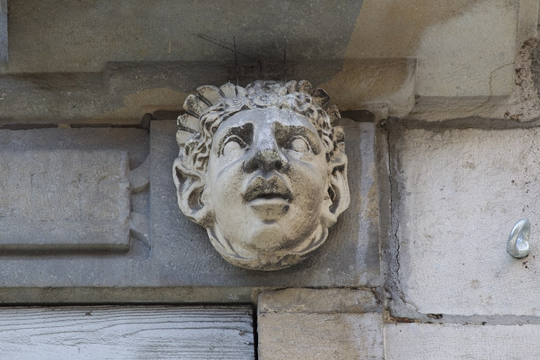 Façade antérieure, partie droite, troisième fenêtre de l'étage à partir de la droite : détail du mascaron droit. © Yves Sancey / Région Bourgogne-Franche-Comté, Inventaire du patrimoine - 2011
