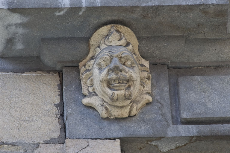 Façade antérieure, partie droite, deuxième fenêtre de l'étage à partir de la droite : détail du mascaron gauche. © Yves Sancey / Région Bourgogne-Franche-Comté, Inventaire du patrimoine - 2011