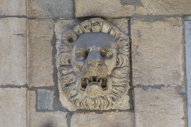 Façade antérieure, partie droite, rez-de-chaussée : détail du mascaron, troisième fenêtre à partir de la droite. © Yves Sancey / Région Bourgogne-Franche-Comté, Inventaire du patrimoine - 2011