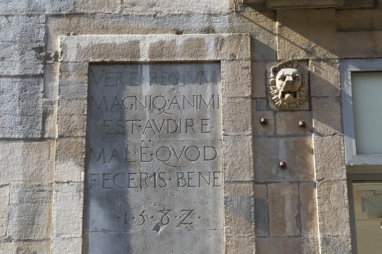 Façade antérieure, partie droite, rez-de-chaussée : détail de l'inscription. © Yves Sancey / Région Bourgogne-Franche-Comté, Inventaire du patrimoine - 2011