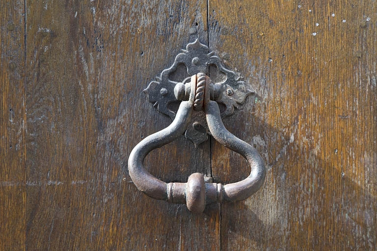 Façade antérieure, partie gauche, portail d'entrée : détail du heurtoir. © Yves Sancey / Région Bourgogne-Franche-Comté, Inventaire du patrimoine - 2011